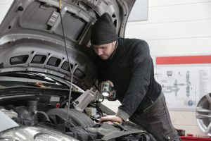 mecanicien inspecte voiture